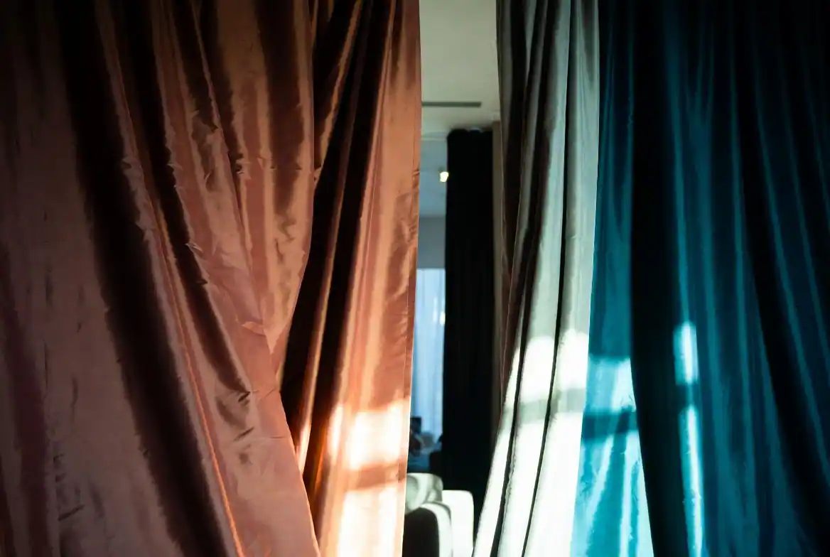 Draperii grele în living modern