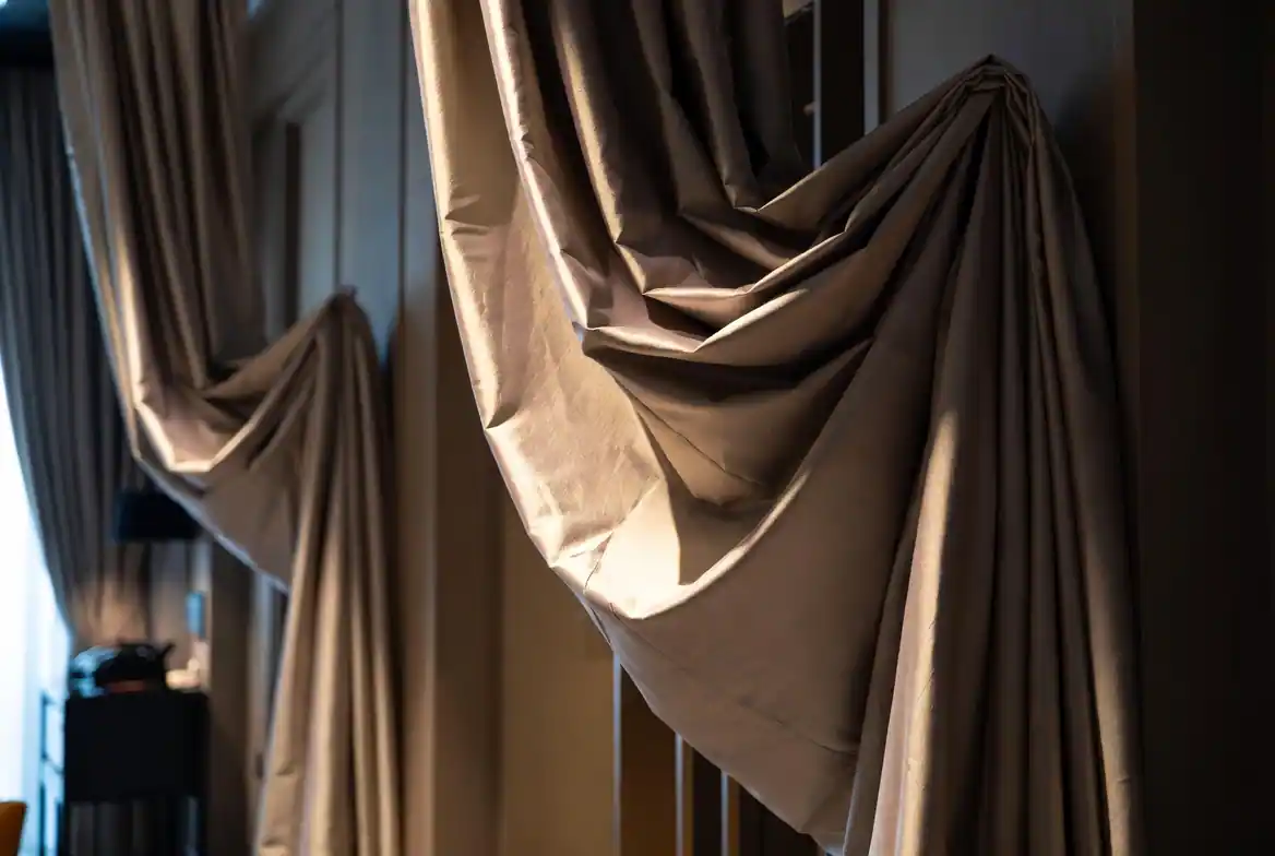Draperii luxoase în cameră de hotel